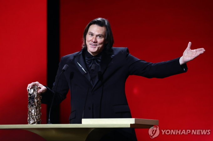 ジム・キャリーが結婚、32歳年下の韓国系アーティストと挙式