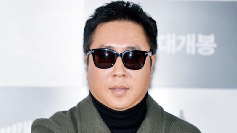 網膜色素変性症を乗り越え活動する韓国芸人イ・ドンウ、母親が他界…「ティンティンファイブ」の深い絆と温かい弔問が涙を誘う