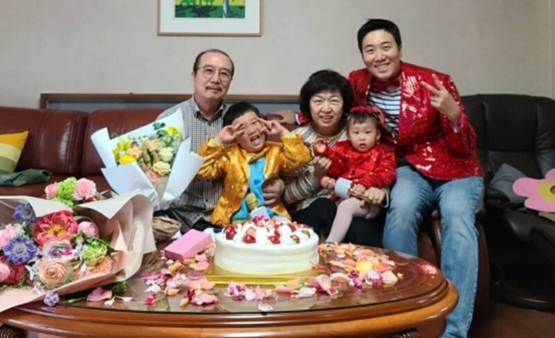 間もなく50歳のチャン・ユンジョン、母親の詐欺事件を乗り越え第3子妊娠…ファンから祝福の声