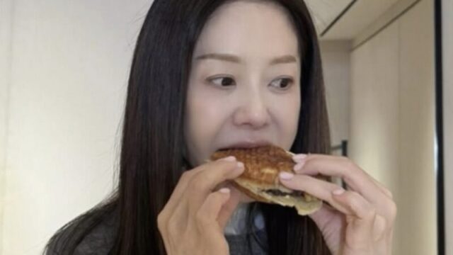 コ・ヒョンジョンが公開した意外な姿…あんパンを豪快に頬張る日常風景に反響
