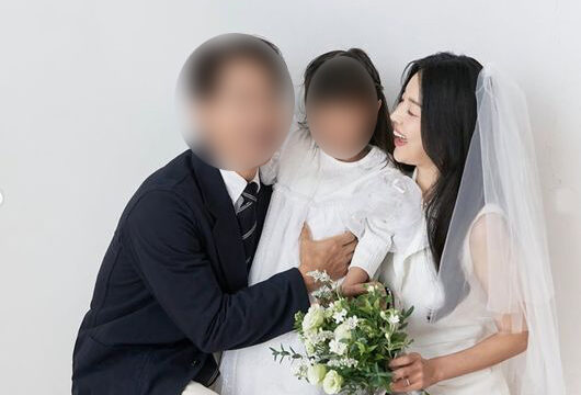 女優ハン・ジヘ、結婚16周年を迎え家族写真公開…検事の夫と娘との幸せな日常