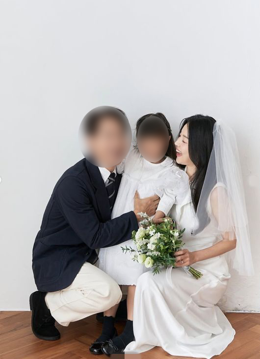 女優ハン・ジヘ、結婚16周年を迎え家族写真公開…検事の夫と娘との幸せな日常