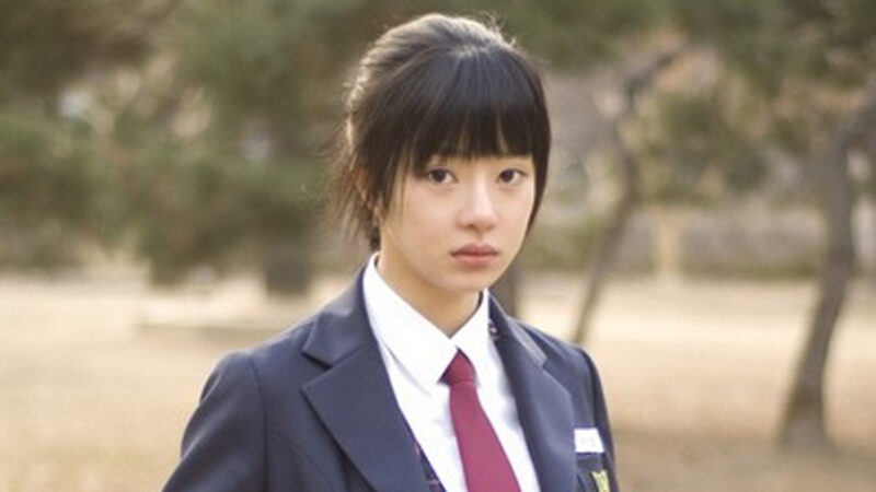 人形のような美貌で国民的アイドルに！だが、その演技力は…？