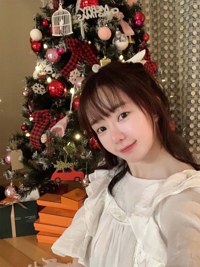 人形のような美貌で国民的アイドルに！だが、その演技力は…？