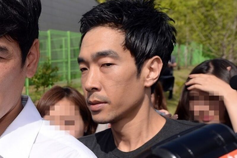 「汚い上半身を貼り付けたような」…元性犯罪者コ・ヨンウク、11年前の出所写真に不快感