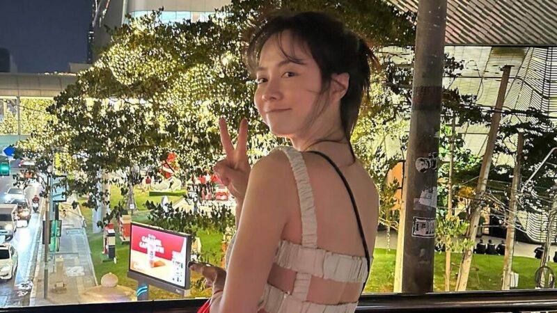 マスクと帽子でコンビニへ…アルバイトに告白された女優