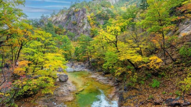 民族の名山、秋の紅葉シーズン到来！見頃時期とおすすめコース・持ち物まとめ