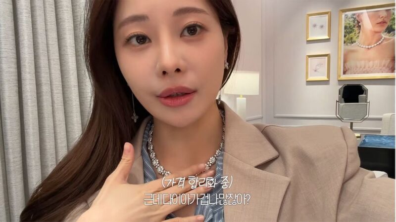 ‘韓国医師♥’アロリ、4億ウォンのダイヤを首に…ラグジュアリーショッピングで笑顔満開