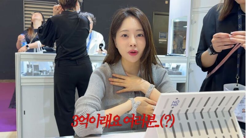 ‘韓国医師♥’アロリ、4億ウォンのダイヤを首に…ラグジュアリーショッピングで笑顔満開
