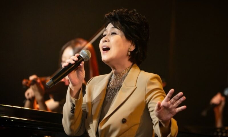 シム・スボン、後輩バッシング騒動を乗り越え静かに復帰…「音楽があるから耐えられた」（『共感』）