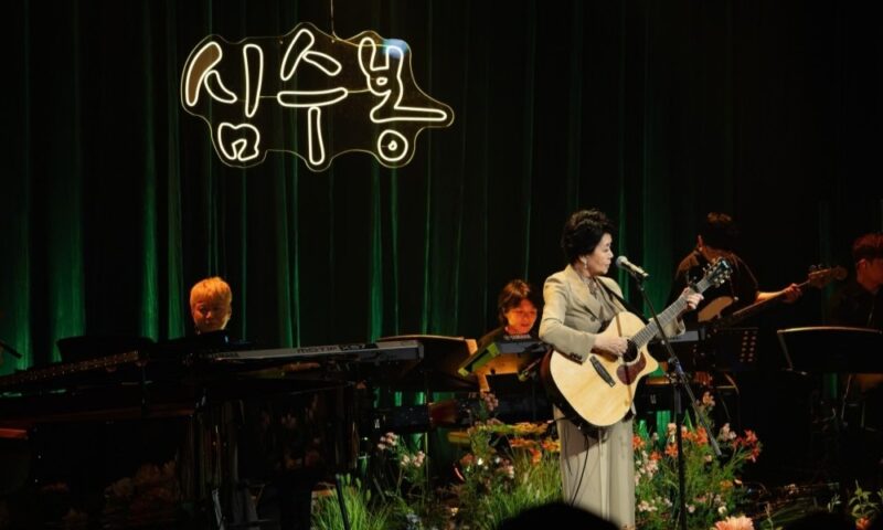 シム・スボン、後輩バッシング騒動を乗り越え静かに復帰…「音楽があるから耐えられた」（『共感』）