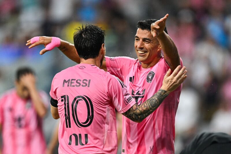 「代表引退のサッカーの神」は健在…メッシ、2ゴール爆発で4-0快勝を牽引し「満点評価」