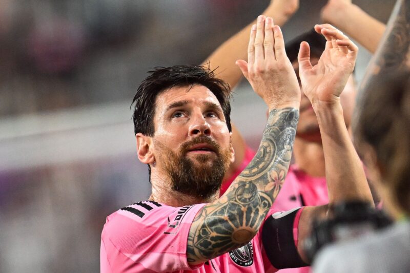 「代表引退のサッカーの神」は健在…メッシ、2ゴール爆発で4-0快勝を牽引し「満点評価」