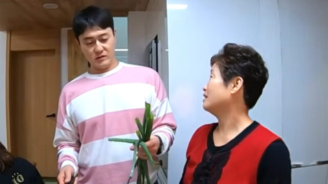 脳出血で記憶を失った義母に笑いを届けた婿、韓国コメディアンの献身的な介護が感動を呼ぶ