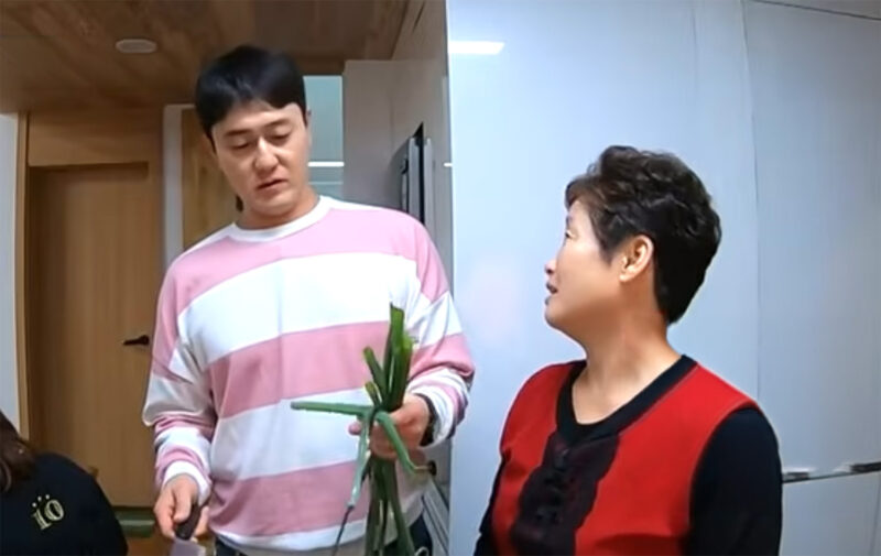 脳出血で記憶を失った義母に笑いを届けた婿、韓国コメディアンの献身的な介護が感動を呼ぶ