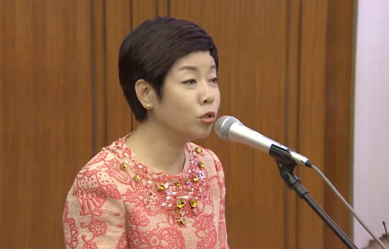 離婚から16年、元夫が不倫疑惑を提起し再び法廷で争う芸能人