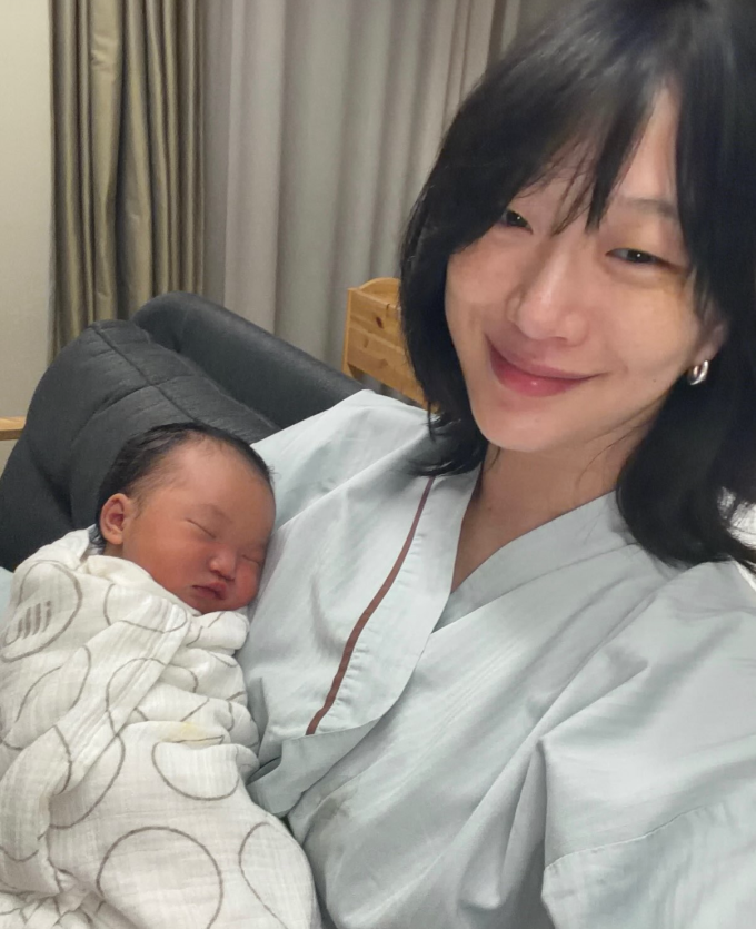 チェ・ソラ、結婚7年目でママに…「名前はイ・チョイ」
