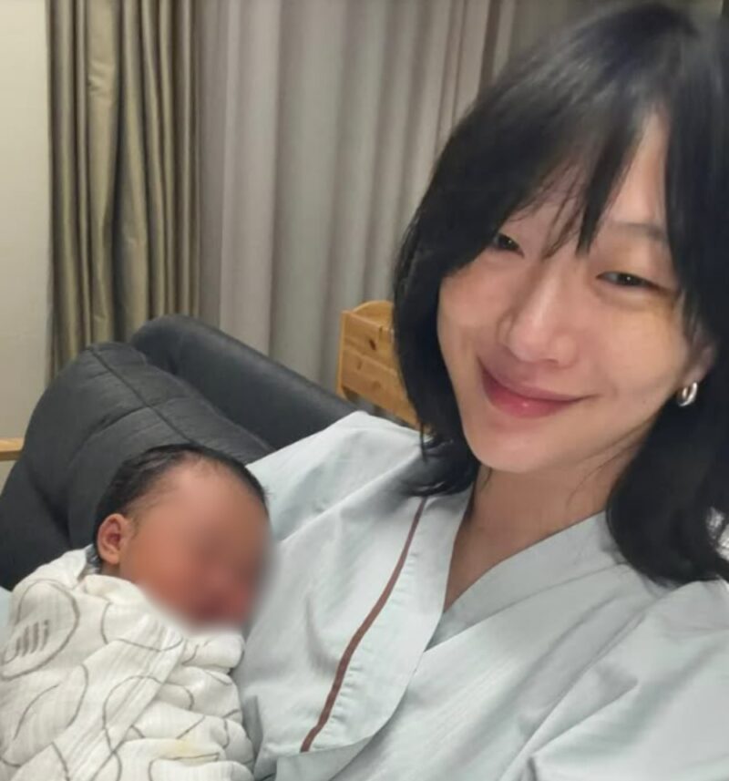 「臨月のランウェイ」チェ・ソラ、結婚7年目で待望の女児誕生…出産直後赤ちゃんを抱き感極まる
