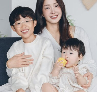 女優イ・シヨン、子供たちと過ごす「2枚目の家族写真」を公開　母としての温かな日常