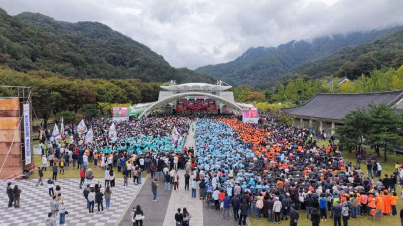 山も美しく、リンゴ祭りの活気も楽しめる「秘密の街」