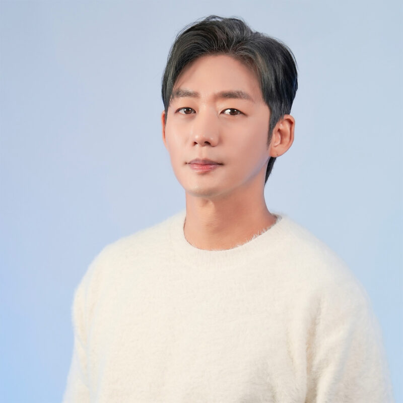 26歳で7歳年上の相手との間に息子を授かり、現在41歳で一人で育てる男性芸能人