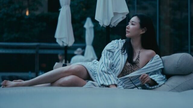 48歳キム・サラン、ヒョウ柄水着姿の圧巻スタイルを公開