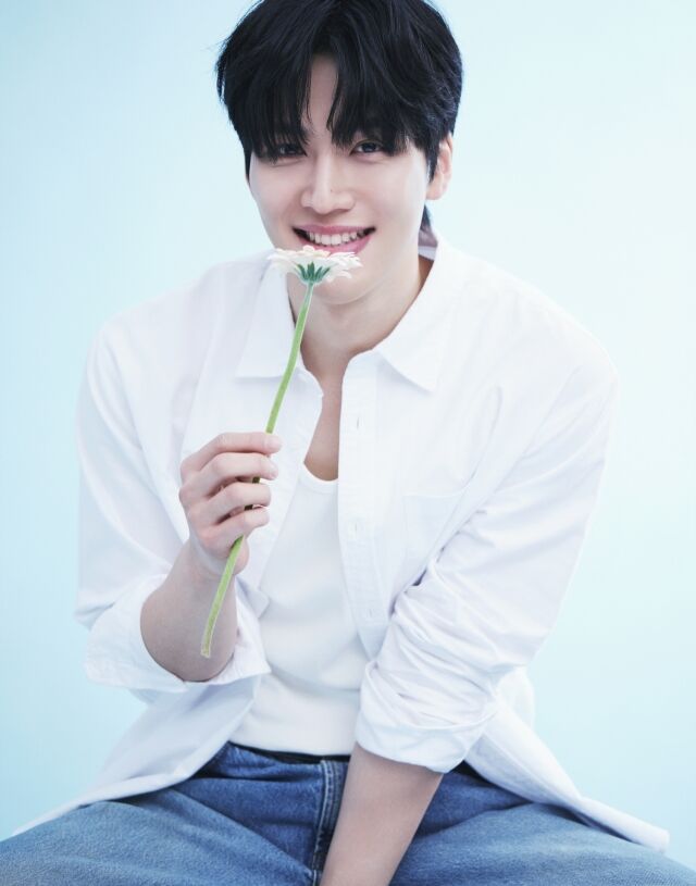 ト・ビョンフンが語る俳優の矜持と未来、最新グラビア『WIDE SCENE』で魅せる多彩な表情