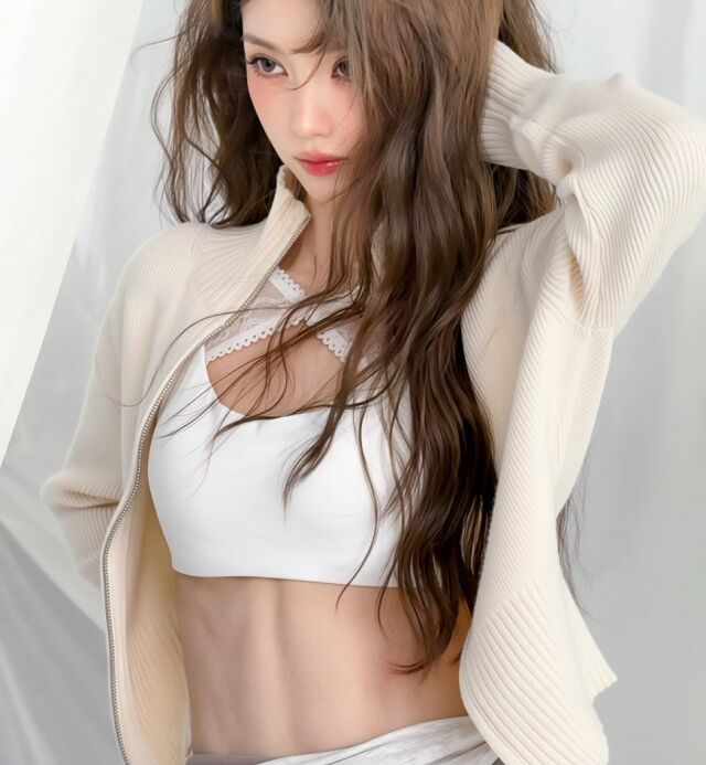 中国の人気女優ティエン・シーウェイ、韓国ブランド広告で見せた驚きの腹筋が話題に