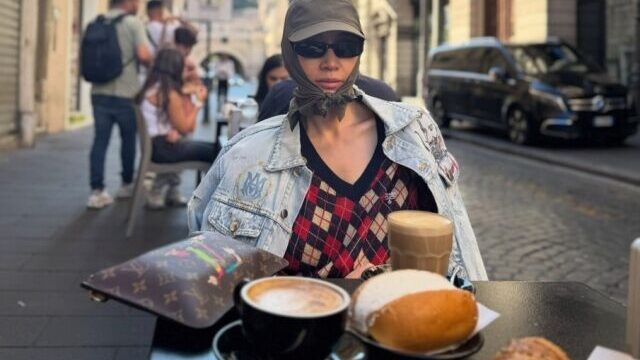 キム・ヘス、イタリアでのオフショットで見せた圧倒的な小顔とスタイルが話題