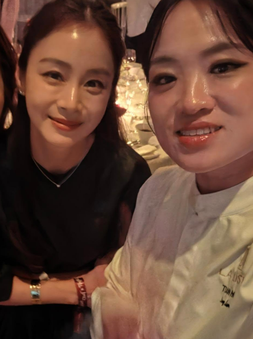 46歳キム・テヒ、美食の祭典で見せた圧倒的な美貌が話題に