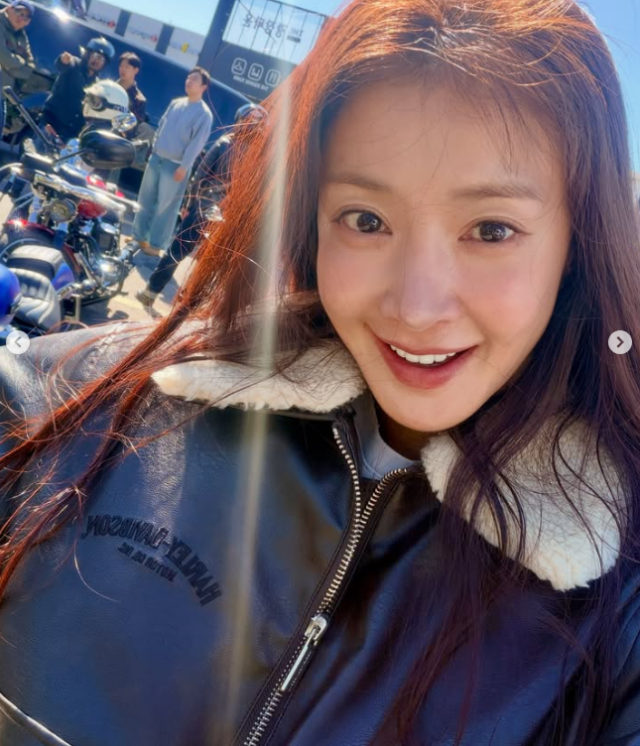 女優イ・シヨン、ハーレーダビッドソンで疾走する姿が話題に！完璧なライディングと近況