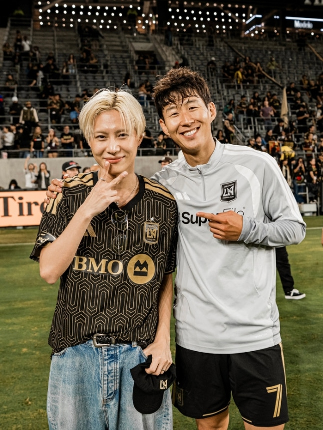 SHINeeテミンがLAFCのスタジアムに登場！ソン・フンミンとの豪華ツーショットが話題