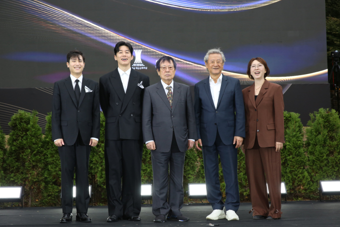 第16回美しい芸術人賞が開催:キム・ムヨルや故アン・ソンギら5名が受賞