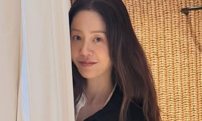 「55歳」コ・ヒョンジョン、健康不安説を克服→冷えたビールで一杯…美貌は健在