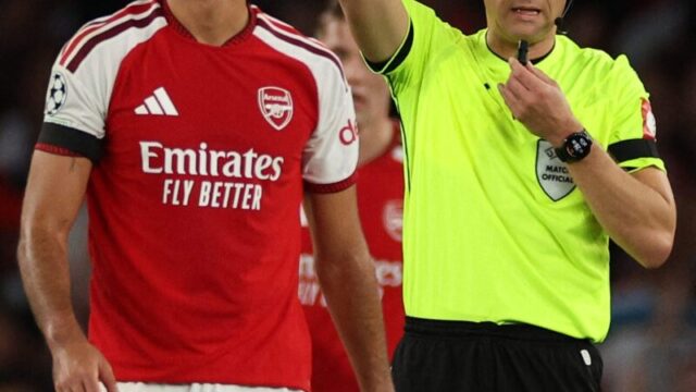 サッカー審判のカードが電子化へ？ウルグアイで試験導入された新技術の可能性