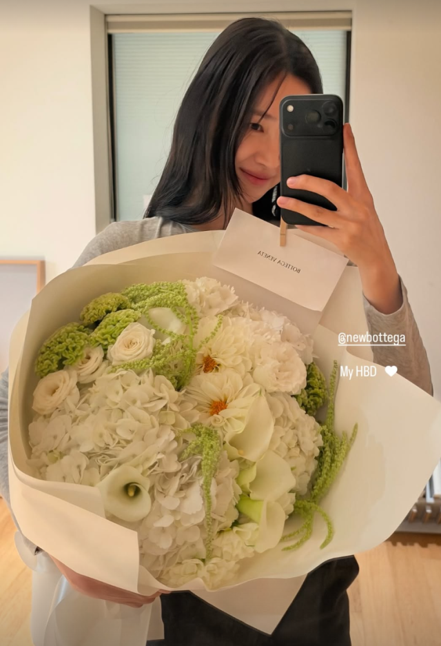 ハ・ジョンウと12月挙式のチャ・ジョンウォン、結婚発表後初の近況公開…華やかな花束と笑顔に注目集まる