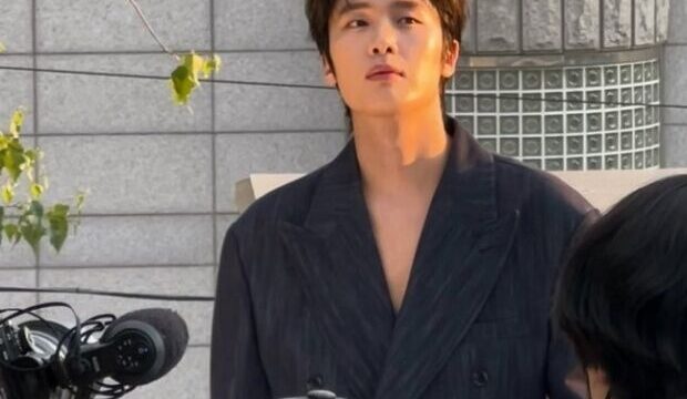 学暴疑惑から5年、俳優キム・ドンヒが撮影現場で近況公開…本格的な活動再開へ