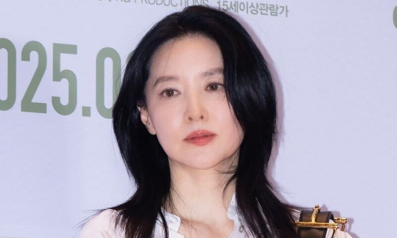 イ・ヨンエ、75歳の夫と公の場で仲睦まじく耳打ち→満面の笑み…「20歳差を乗り越えたおしどり夫婦」