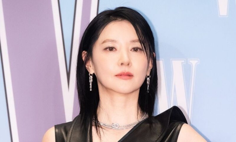 イ・ヨンエ、75歳の夫と公の場で仲睦まじく耳打ち→満面の笑み…「20歳差を乗り越えたおしどり夫婦」