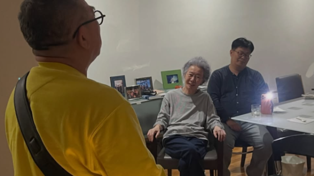 ユン・ヨジョンが自宅で80歳（傘寿）の誕生日会を開催 オスカー像も登場した親しい知人との心温まる宴