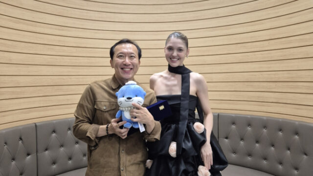『椿の花咲く頃』俳優カーソン、チャ・ヨンフン監督と感動の再会　授賞式で見せた今の姿