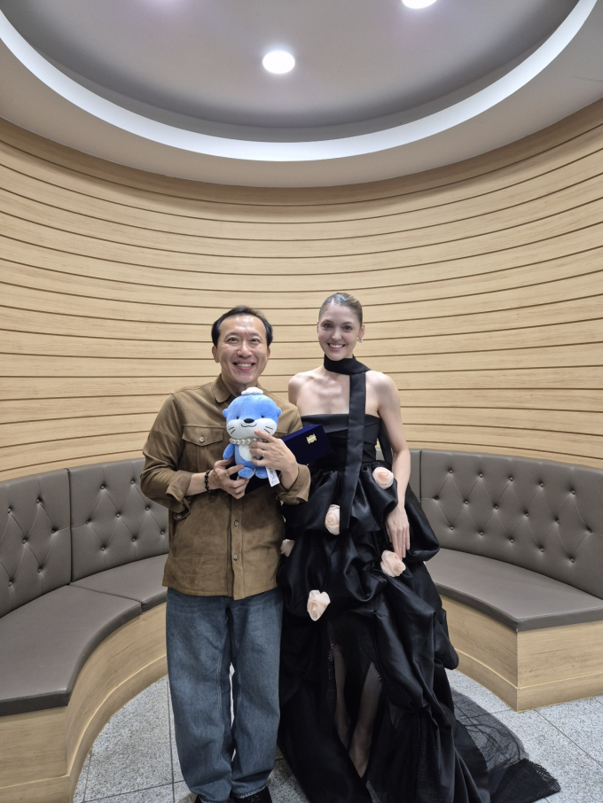 『椿の花咲く頃』俳優カーソン、チャ・ヨンフン監督と感動の再会　授賞式で見せた今の姿