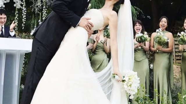 シンガーソングライターのイ・ジェと作曲家サム・キムが結婚、思い出の地で挙式