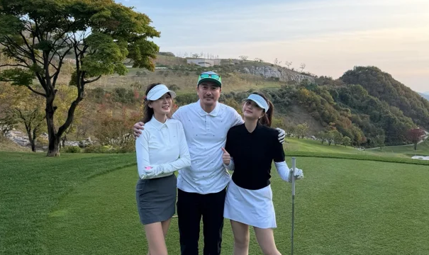 元韓国代表アン・ジョンファン夫妻と娘リウォンがゴルフ場でツーショット、瓜二つの美貌が話題