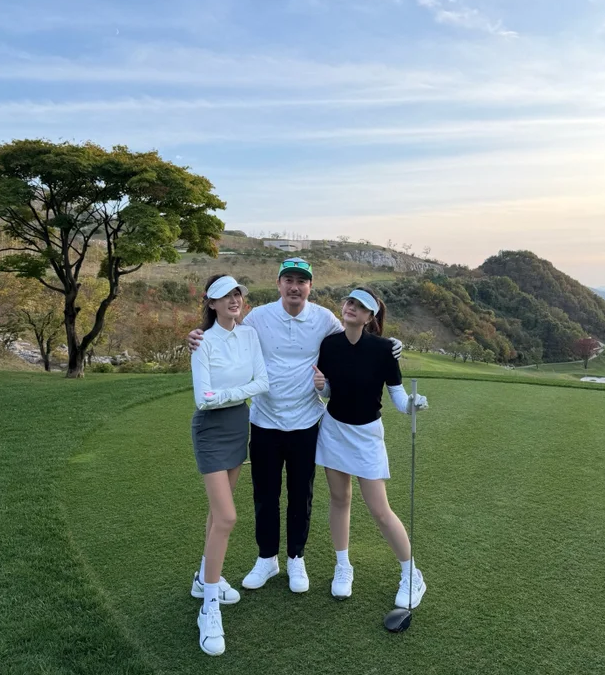 元韓国代表アン・ジョンファン夫妻と娘リウォンがゴルフ場でツーショット、瓜二つの美貌が話題