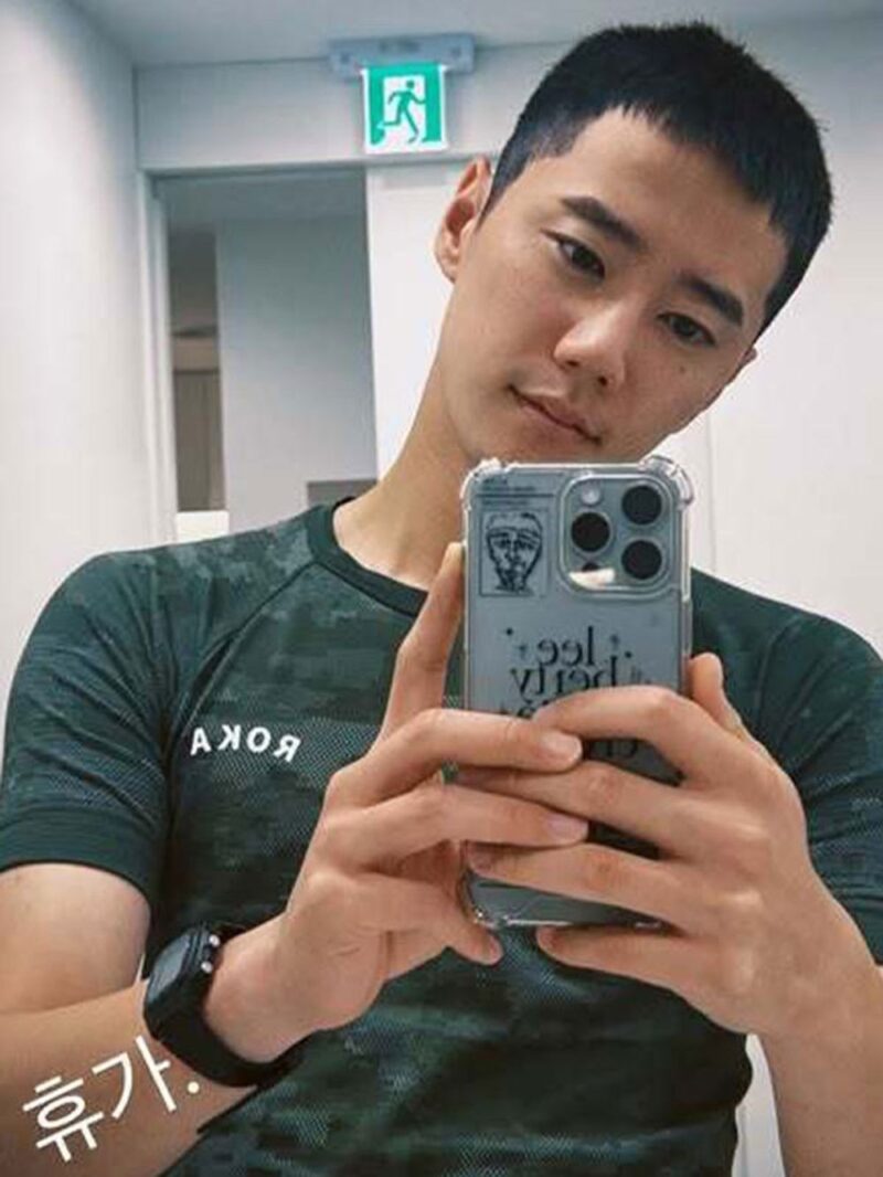이준영, 벌써 휴가 나왔네…’M자 탈모설’ 딛고 당당하게 짧은 머리 공개 