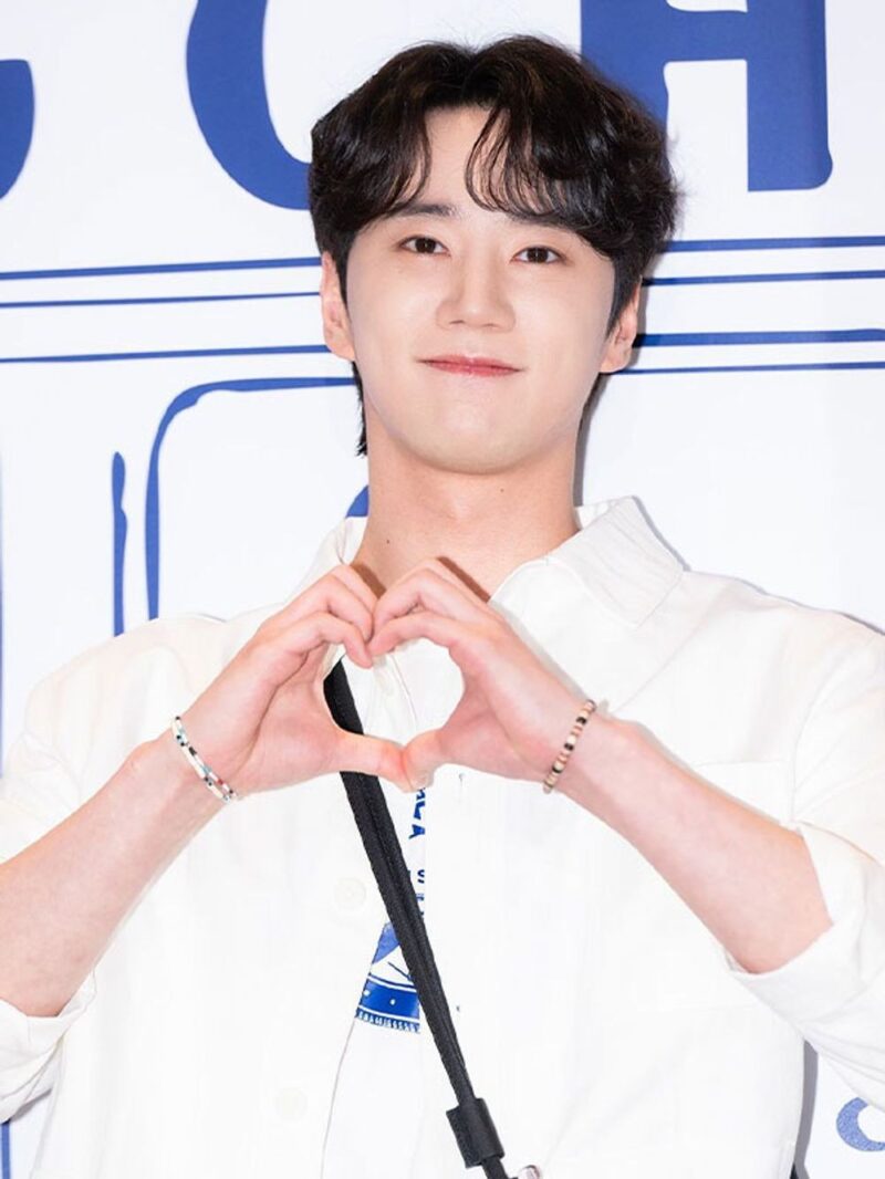 이준영, 벌써 휴가 나왔네…’M자 탈모설’ 딛고 당당하게 짧은 머리 공개 
