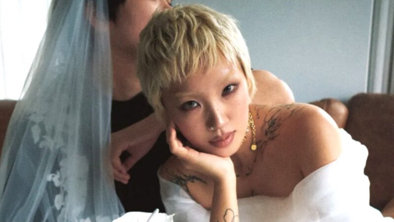 「キル・イット」優勝者キム・ナラ、同性パートナーと8年愛の末に結婚へ ウェディングフォトを公開