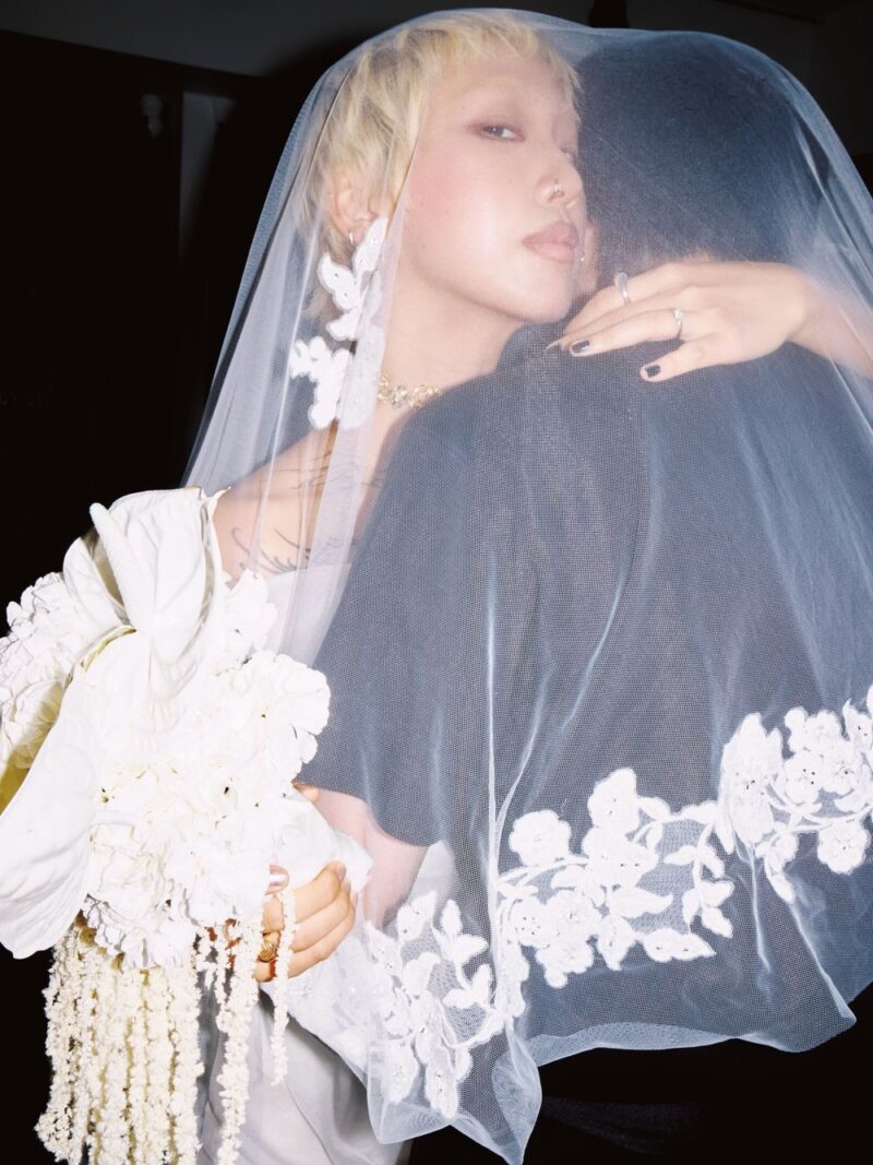 「本当の花嫁になったんだね」…キム・ナラ、同性の恋人と8年交際の末ゴールイン！ウェディングフォト公開