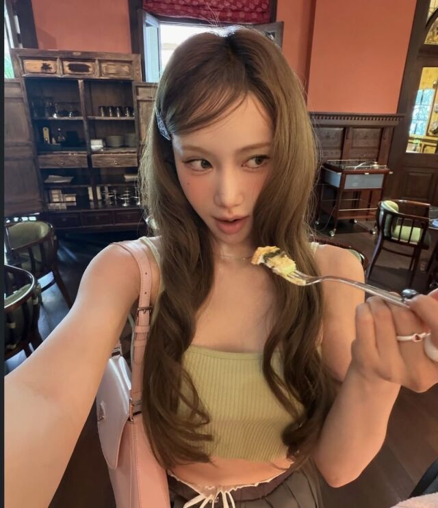 「マキシムモデル」チョン・ユナ、AIが作ったかのような人形ビジュアル  
（マクシムモデル チョン・ユナ、AIがつくったかのようなにんぎょうビジュアル）